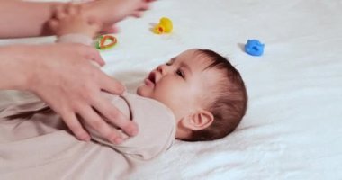 Anne uyanır uyanmaz yeni doğmuş bebeğinin kafasındaki minik kılları tarıyor.