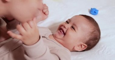 Bakıcı anne ve bebek sabah oynuyorlar. Bebek kavramı, ebeveynlik, çocukluk, annelik, annelik