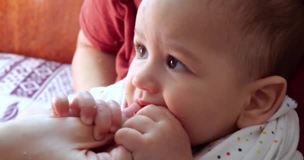 Madre tiene il bambino tra le braccia e lo nutre con un cucchiaio. famiglia, cibo, bambino, mangiare e concetto di genitorialità — Video Stock