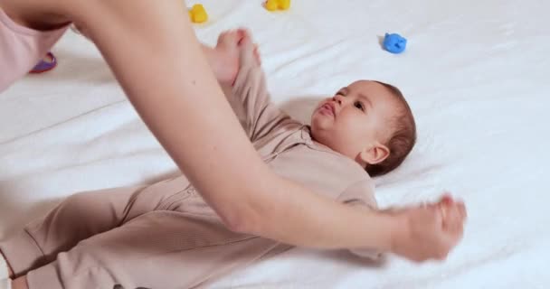 Dziecko z gimnastyki. kobieta robi ćwiczenia z dzieckiem dla jego rozwoju. masaż małego noworodka, ćwiczenia na ramionach. Pojęcie rodzicielstwa, dzieciństwa, macierzyństwa, macierzyństwa — Wideo stockowe
