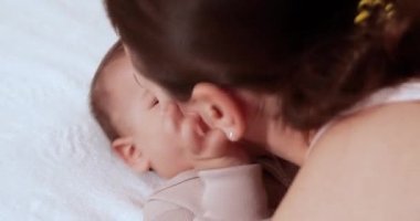 Bebek, çocukluk konsepti. Gülümseyen mutlu bebeğin ip ile oynadığı yakın plan. Diş kesimi. İlk dişler. Neşesiz dişsiz 7 ay bebek ısırığı, kemiren oyuncak