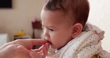 Anne bebeği kollarında tutuyor ve oğlunu kaşıkla besliyor. aile, yemek, çocuk, yeme ve ebeveynlik kavramı