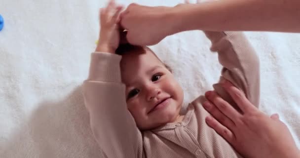 갓 태어난 아기의 머리에 붙어 있는 작은 털을 만지고 있는 어미가 깨어나는 모습 — 비디오
