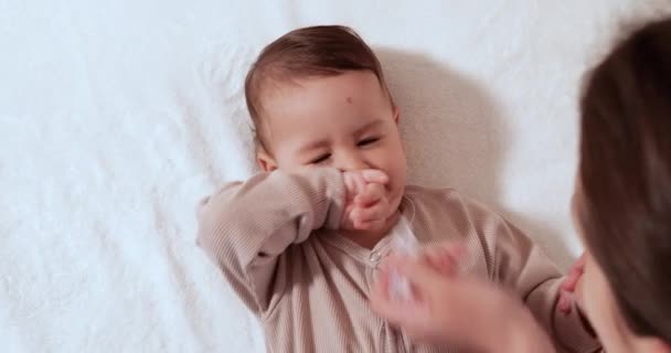 Äiti käyttää nenätippoja vauvalle. Nenätiputus vauvalle. Vauva Poika itkee sairauden ja räkää — kuvapankkivideo