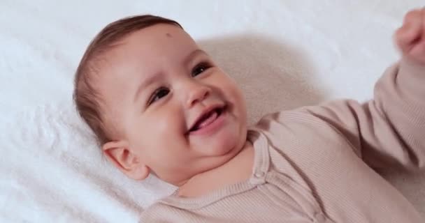 Criança, conceito de infância - close-up de sorrir feliz bebê brinca com um teether. Corte dos dentes. Os primeiros dentes. Joy toothless 7 meses bebê mordida, rói brinquedo teether — Vídeo de Stock