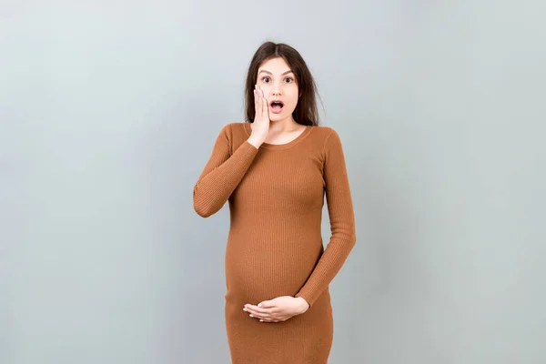 Młoda Zaskoczona Lub Zszokowana Kobieta Ciąży Odizolowane Kolorowe Tło Wyrażenie — Zdjęcie stockowe