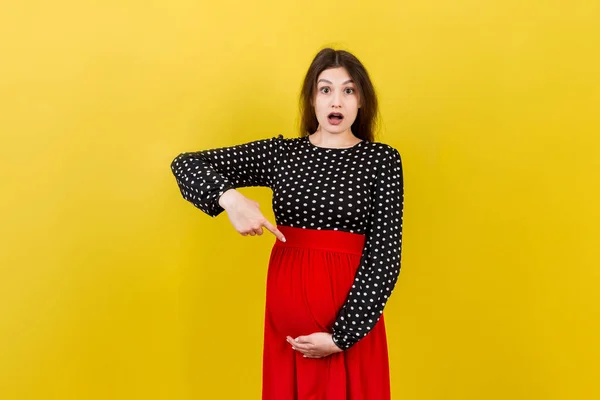 Jeune Surprise Choquée Femme Enceinte Fond Couleur Isolé Expression Féminine — Photo