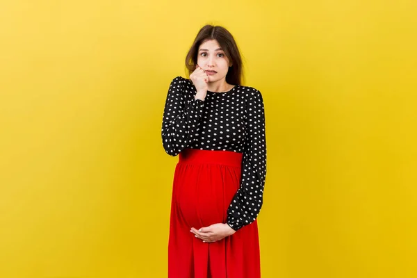 Mujer Embarazada Estresada Enojada Embarazo Madre Problemas Sobre Fondo Color — Foto de Stock