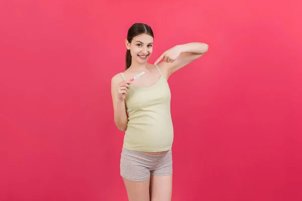 Prueba Embarazo Positiva Con Dos Rayas Contra Abdomen Mujer Embarazada —  Fotos de Stock