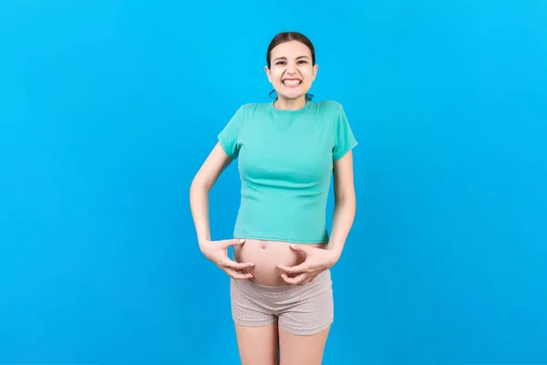 Femme Enceinte Gratter Ventre Sur Fond Coloré — Photo