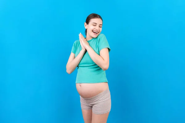 Young Beautiful Pregnant Woman Isolated Colored Background Celebrating Surprised Amazed — Stock Photo, Image