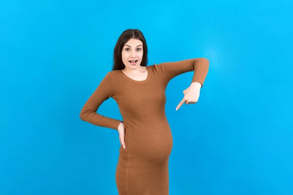 Młoda Zaskoczona Lub Zszokowana Kobieta Ciąży Odizolowane Kolorowe Tło Wyrażenie — Zdjęcie stockowe