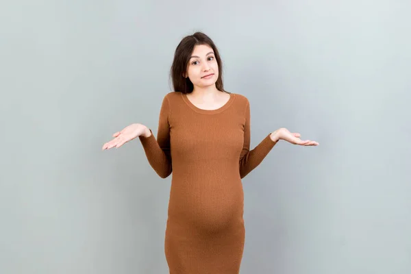 Szczęśliwy Zaskoczony Kobieta Ciąży Pozowanie Izolowane Kolorowe Tło Przestrzeń Kopiowania — Zdjęcie stockowe