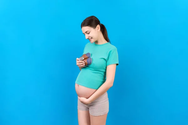 Mujer Embarazada Feliz Mostrando Botas Pequeñas Para Niño Fondo Color —  Fotos de Stock