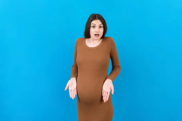 Glad Förvånad Gravid Kvinna Poserar Isolerad Över Färgad Bakgrund Kopieringsutrymme — Stockfoto