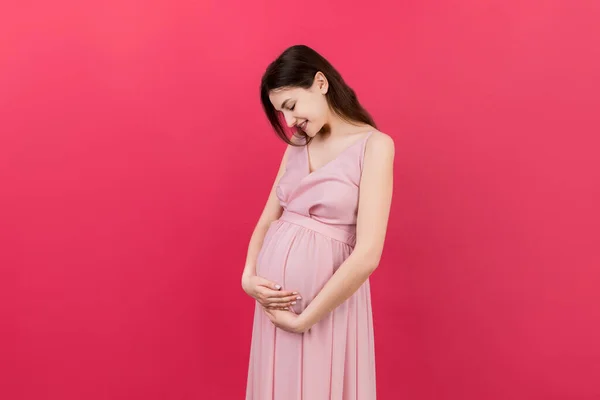 Счастливая Беременная Женщина Трогает Живот Цветном Фоне Будущая Мать Жду — стоковое фото