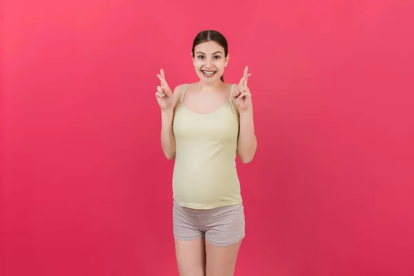Wesoła Młoda Kobieta Ciąży Trzymająca Kciuki Czekająca Ciążę Odizolowana Kolorowym — Zdjęcie stockowe