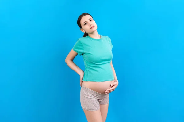 Zwangere Vrouw Met Een Pijn Haar Rug Gekleurde Achtergrond Geïsoleerd — Stockfoto