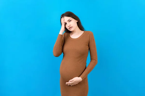 Güzel Genç Hamile Bir Kadın Renkli Bir Arka Planda Baş — Stok fotoğraf