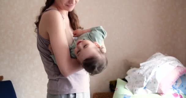 Müde Mutter hält Baby zu Hause an den Händen Mutter bringt Baby-Sohn zu Hause zum Schlafen — Stockvideo