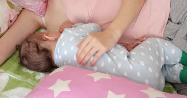 Vrouw die pasgeboren baby borstvoeding geeft. Baby die moedermelk eet. Concept van lactatie zuigeling — Stockvideo