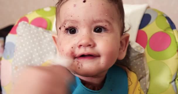 Mam voedt de jongen met een lepel en hand, familie eten en ouderschap concept. eerste aanvullende levensmiddelen en zelfvoeding — Stockvideo