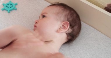 Sevimli küçük erkek bebek yeni doğmuş bebek bebek portresi kameraya gülümsüyor