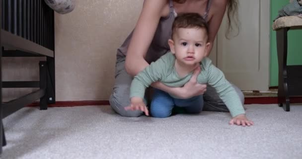 Il bambino striscia verso la telecamera sul pavimento della casa — Video Stock