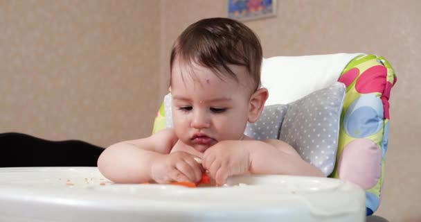 Mamá alimenta al niño con una cuchara y una mano, comida familiar y concepto de paternidad. primeros alimentos complementarios y autoalimentación — Vídeos de Stock