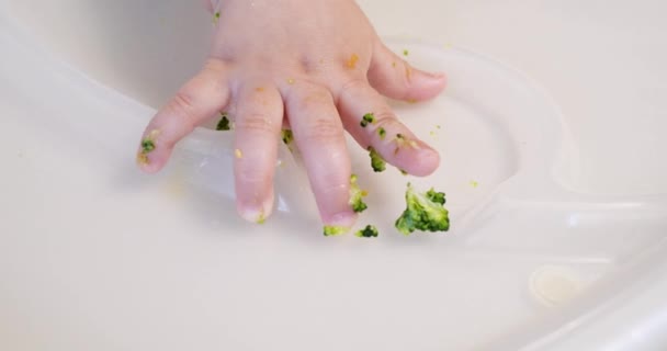 Maman nourrit le garçon avec une cuillère et une main, la nourriture familiale et le concept de parentalité. premiers aliments complémentaires et auto-nourrissants — Video