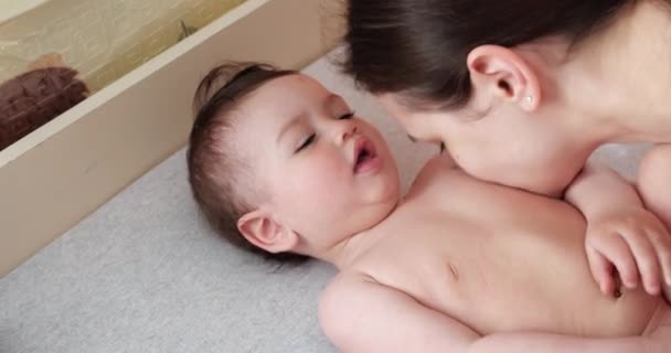 Fürsorgliche Mutter und Baby spielen morgens. Konzept von Baby, Elternschaft, Kindheit, Mutterschaft, Mutterschaft — Stockvideo