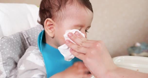 Mamãe alimenta o menino com uma colher e mão, comida familiar e conceito de paternidade. primeiros alimentos complementares e auto-alimentação — Vídeo de Stock