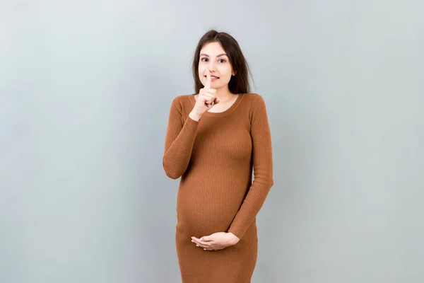 Genç Güzel Esmer Hamile Bir Kadın Izole Edilmiş Renkli Bir — Stok fotoğraf