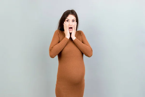 Ung Överraskning Eller Chockad Kvinna Gravid Isolerad Färgad Bakgrund Uttryck — Stockfoto
