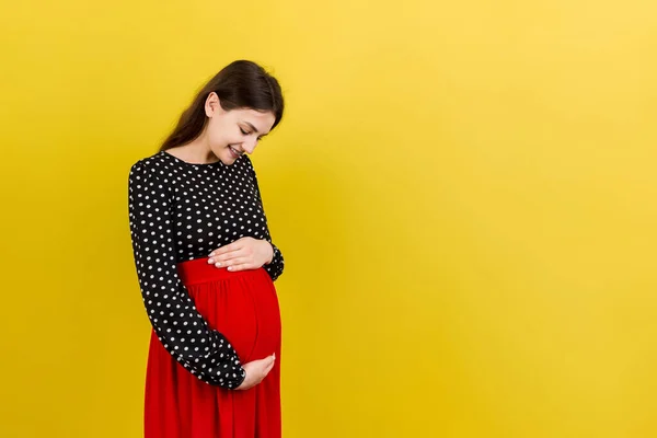 Lycklig Gravid Kvinna Vidrör Buken Vid Färgad Bakgrund Framtida Mor — Stockfoto