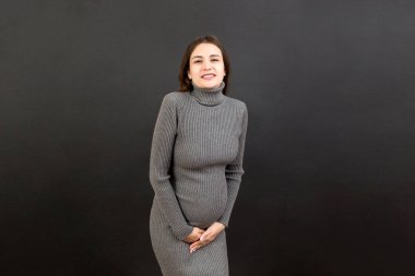 Hamilelik sırasında idrar tutamama. Hamilelik sırasında karın ağrısı. Renkli arka planda annelik sağlık konsepti.