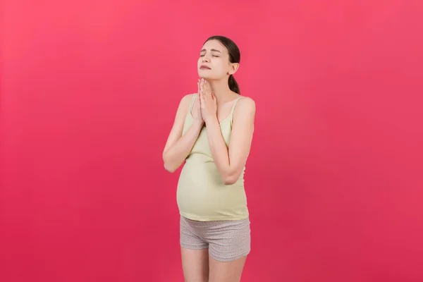 Χαριτωμένο Έγκυος Γυναίκα Προσεύχεται Έγχρωμο Φόντο Απομονωμένη — Φωτογραφία Αρχείου