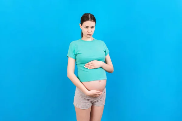 Triste Estressado Mulher Grávida Isolado Fundo Colorido — Fotografia de Stock