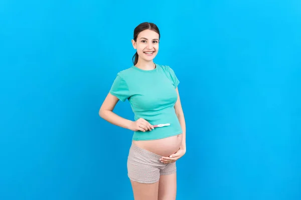 Prueba Embarazo Positiva Con Dos Rayas Contra Abdomen Mujer Embarazada — Foto de Stock