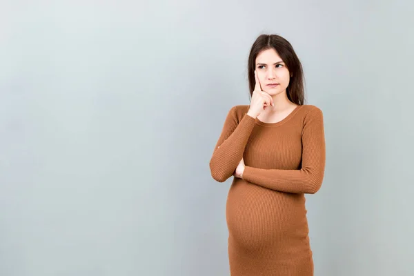 Pensive Mulher Grávida Escolhendo Nome Para Bebê Fundo Colorido Sonho — Fotografia de Stock