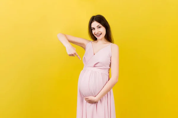 Jonge Verrassing Geschokte Vrouw Zwanger Geïsoleerde Gekleurde Achtergrond Uitdrukking Vrouwelijk — Stockfoto