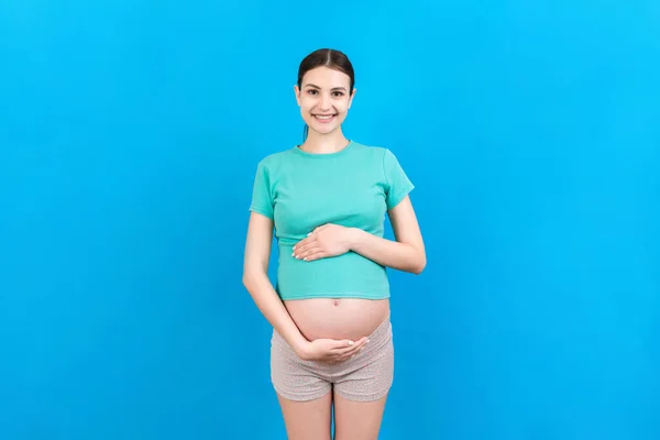 Mujer Embarazada Feliz Tocando Abdomen Fondo Color Futura Madre Lleva —  Fotos de Stock
