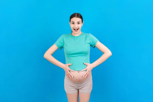 Νεαρή Έκπληξη Σοκαρισμένη Γυναίκα Έγκυος Απομονωμένη Έγχρωμο Φόντο Έκφραση Θηλυκό — Φωτογραφία Αρχείου