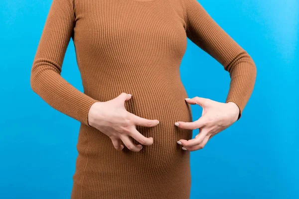 Zwangere Vrouw Krassen Haar Buik Gekleurde Achtergrond — Stockfoto