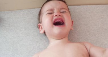 Sevimli küçük erkek bebek yeni doğmuş bebek bebek portresi kameraya gülümsüyor