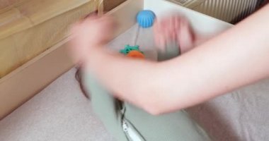 Jimnastik bebeğim. Gelişim süreci için çocuğuyla egzersiz yapan bir kadın. Yeni doğmuş küçük bir bebeğe masaj yapar, kollarında egzersiz yapar. Ebeveynlik kavramı, çocukluk, annelik, annelik