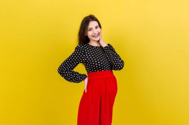 Mutlu hamile kadın renkli arka planda karnına dokunuyor. Müstakbel anne. Bir bebek bekliyorduk. Boşluğu kopyala.