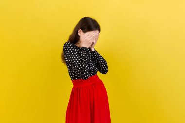 Güzel, genç, hamile bir kadın, renkli bir arka planda baş ağrısı çekiyor. Stresli hamile kadın ya da anne sorunları.