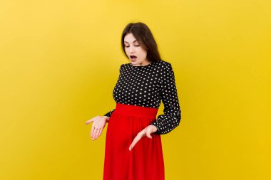 Genç bir sürpriz ya da şok olmuş hamile bir kadın izole edilmiş renkli bir geçmişi var. ifade kadın.