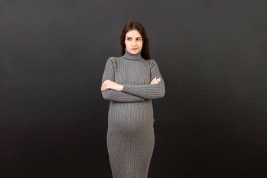 Düşünceli hamile kadın renkli arka planda bebek için isim seçiyor. Hayal Eden ve Mutlu Hamile Kadın Düşünen Annelik Hayatı. Boşluğu Kopyala.